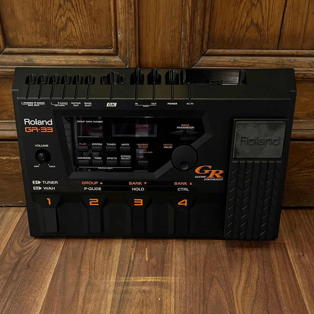 Roland GR-33 Guitar Synthesizer (Pre-Owned)